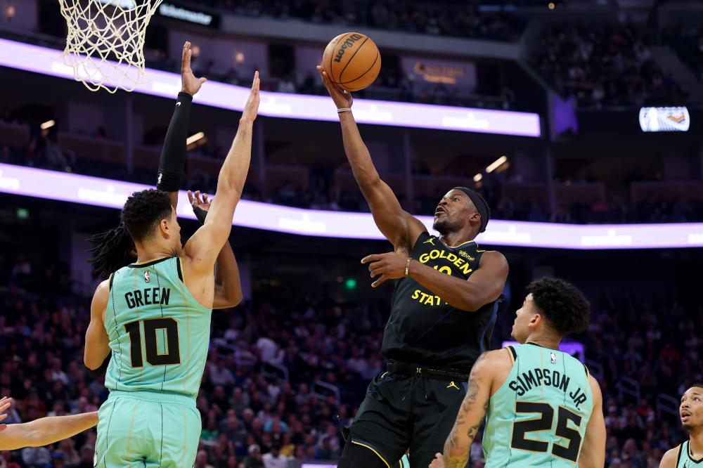 球迷翘首以 球迷翘首以